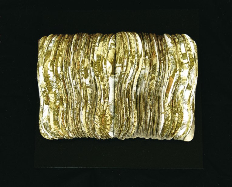 Lotus, tapetti leikattuna jalkapohjan muotoon/wallpaper cut into shape of footsteps, 2007